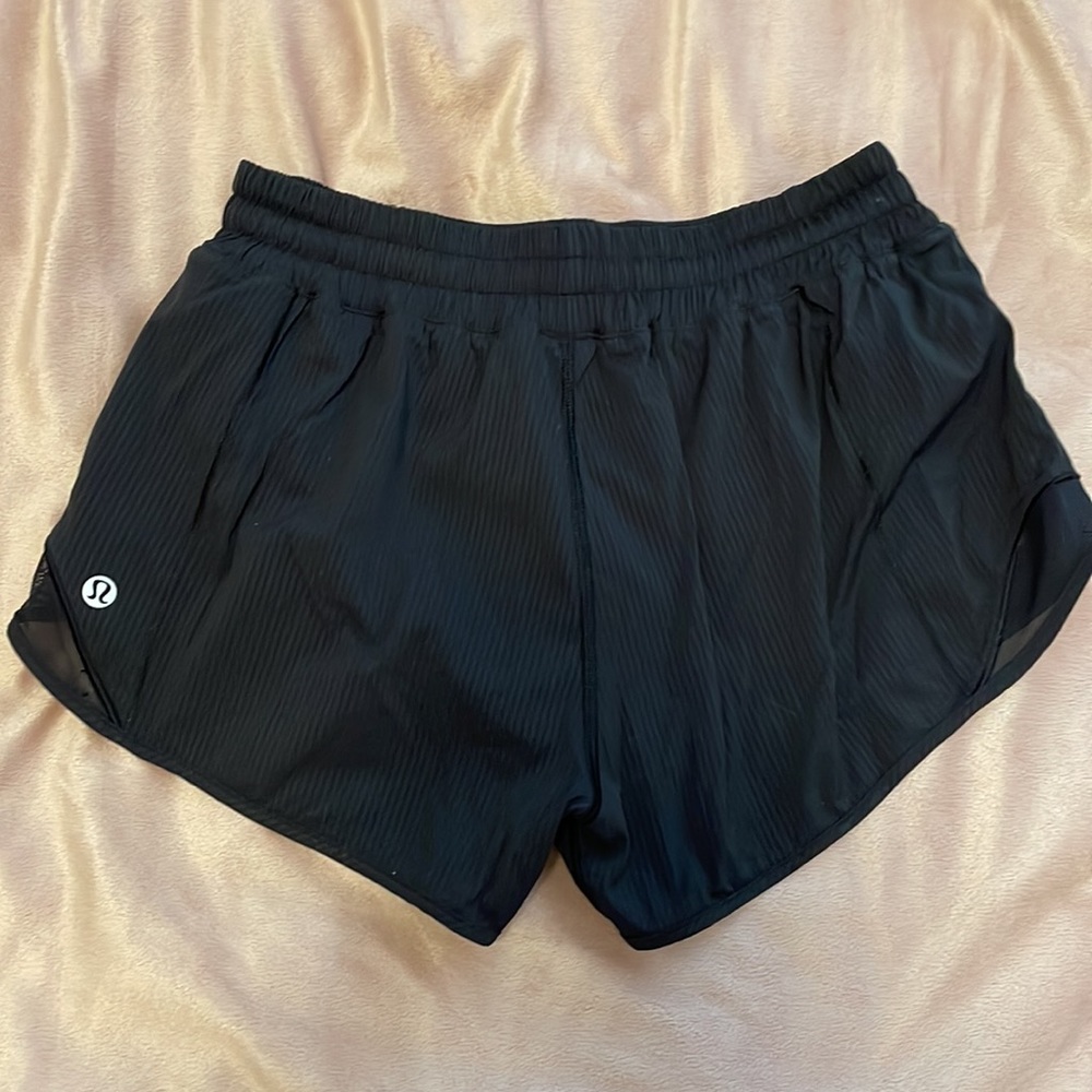 LULULEMON Hotty hot 2.5 low rise shorts - Picture 3 of 4